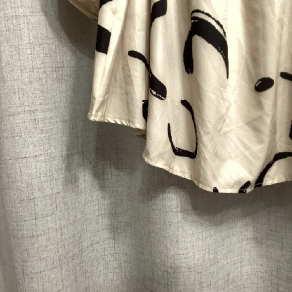 Elegant Cream and Black Women's Top - Picture 4 of 8